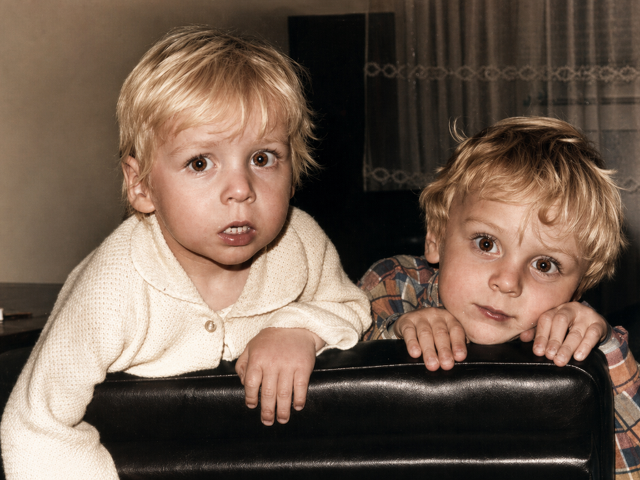 Obraz dvou dětí na křesle