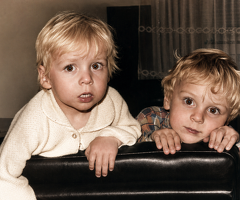 Obraz dvou dětí na křesle